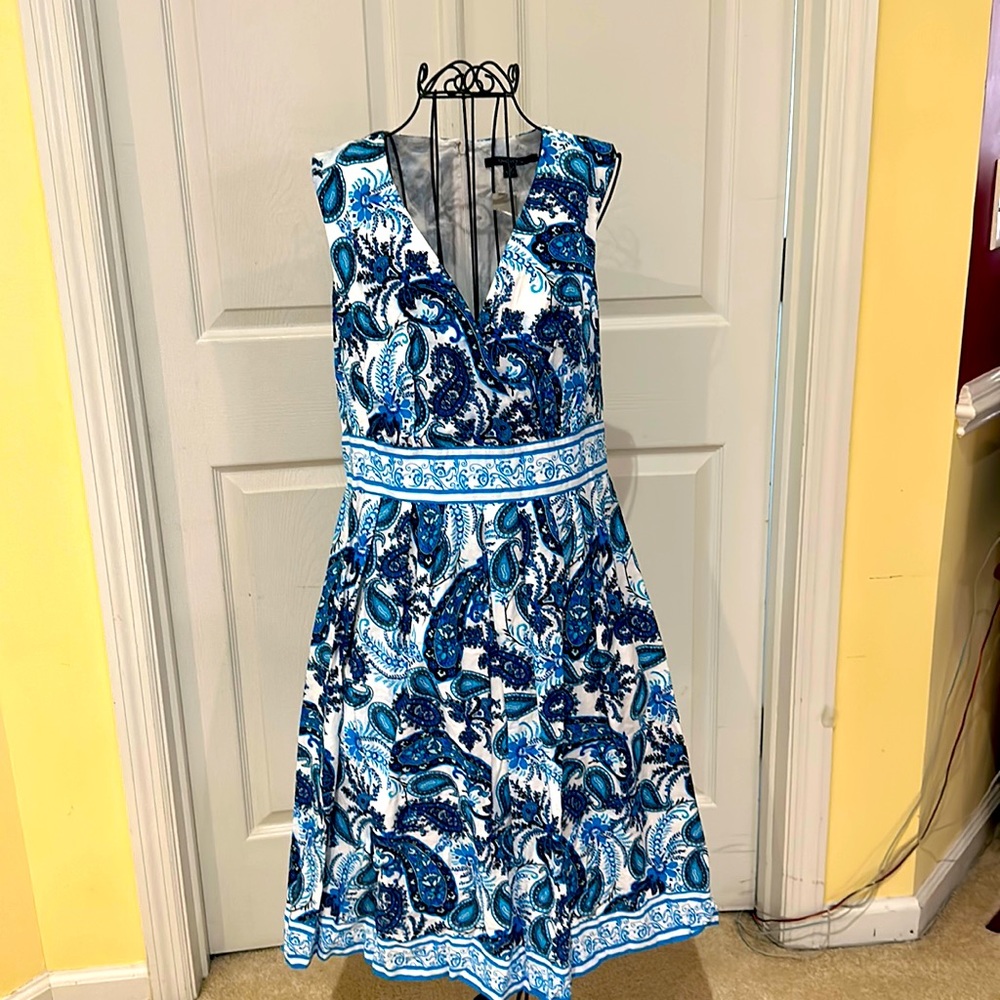 Sleeveless dress zippers in back